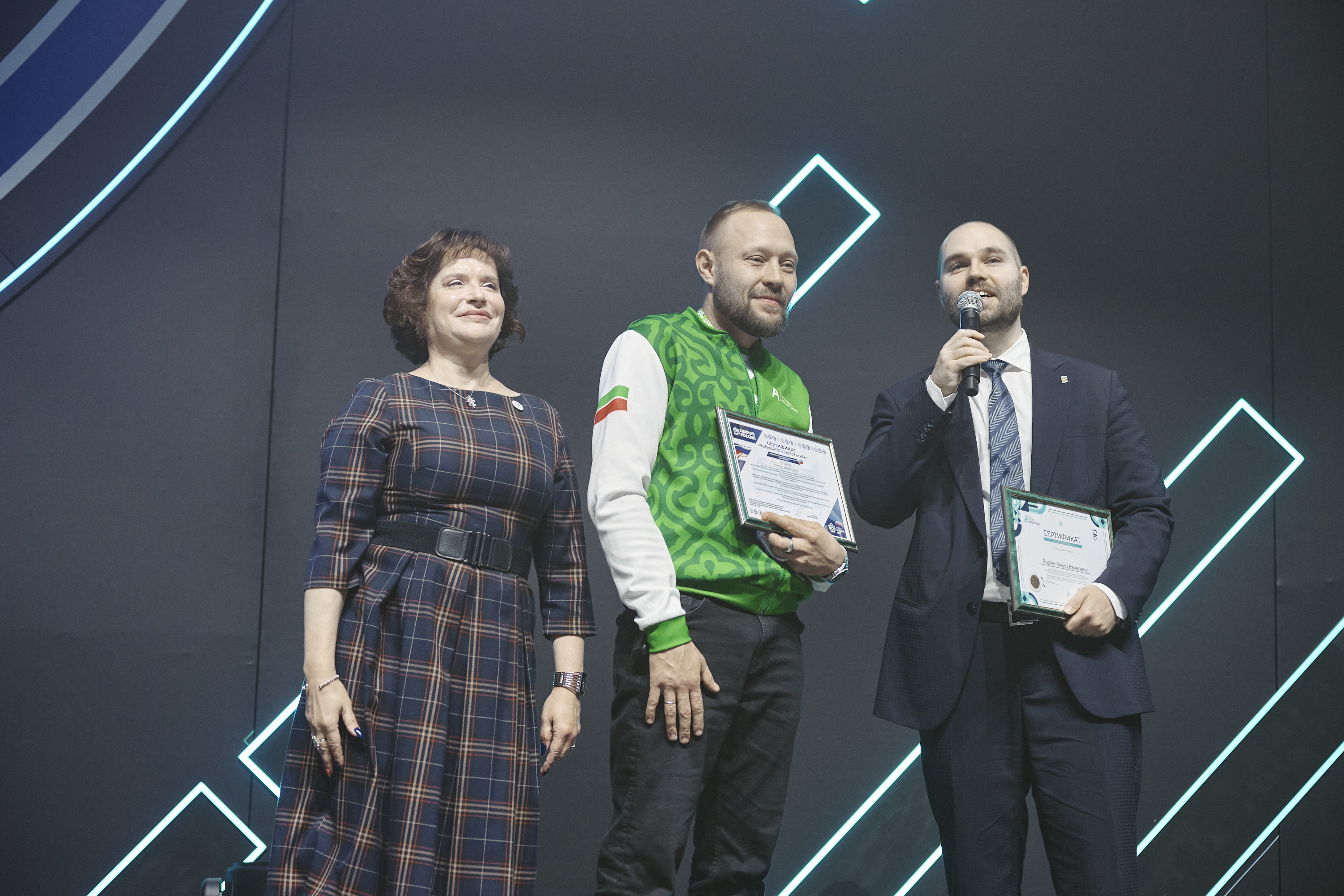 Победителю финала чемпионата по профессиональному мастерству среди участников СВО «Абилимпикс» 2025 вручен специальный приз за наивысший результат