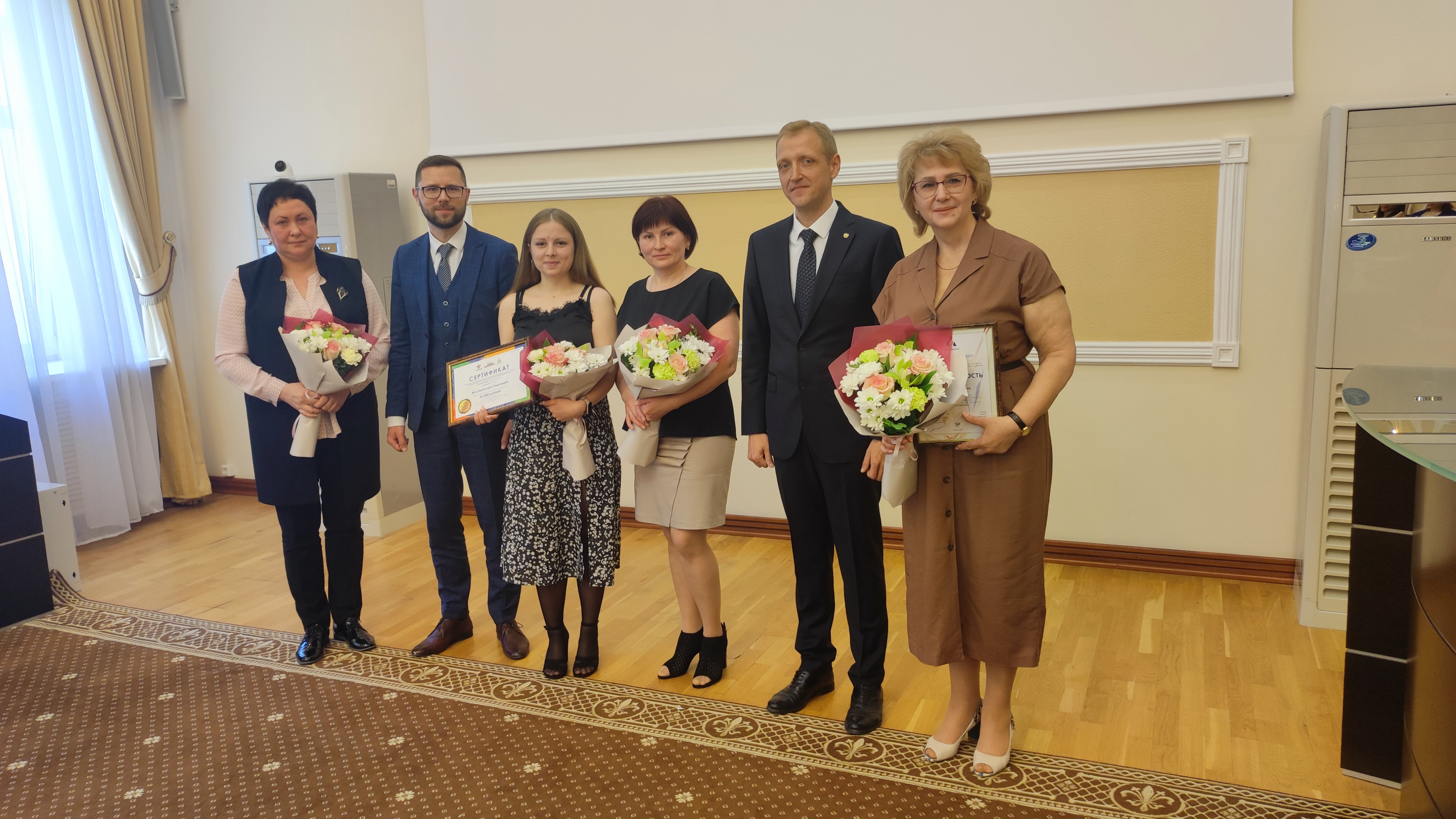 В Тюмени победители VI Национального чемпионата «Абилимпикс» получили сертификаты на дополнительное образование и приобретение технических средств реабилитации