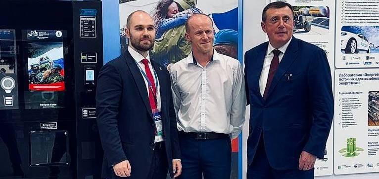 Победитель чемпионата СВО «Абилимпикс» Иван Жмулевский запускает «Доброе кофе» на Сахалине