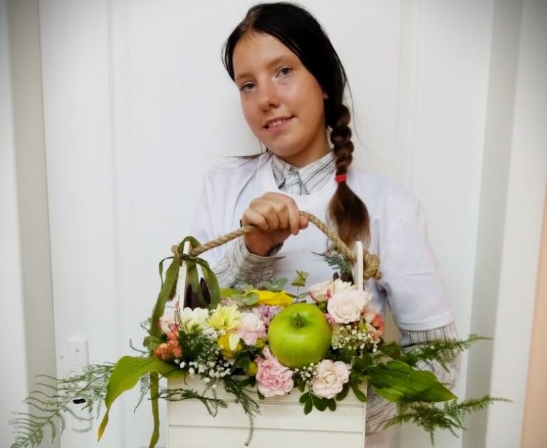 Алина Крючкова родилась в 2007 году в Амурской области, в поселке Новый. Девушка выросла в большой семье, среди сестер. Детство проходило рядом с родными людьми. Занималась домашними делами, заботилась о младшей сестре, помогая с домашними заданиями. Ухаживала за комнатными растениями. Наблюдая за их ростом и развитием, радовалась появлению каждого цветка.