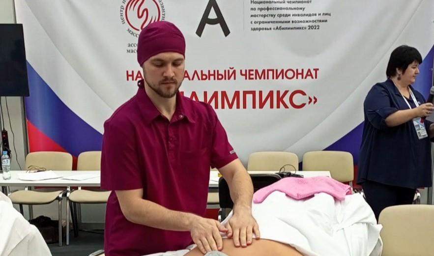 <p><strong>Первое образование Даниил Штерн получил в Ставропольском краевом колледже искусств. После окончания обучения он пять лет проработал в местной музыкальной школе, преподавал сольфеджио, поступил в университет. Занимался общественной деятельностью, входил в состав совещательно-консультативного органа при губернаторе региона – Молодежное правительство Ставропольского края. И вдруг – переезд в Кисловодск. Почему? </strong></p>