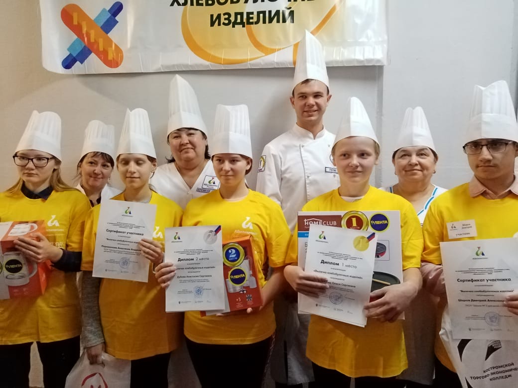 <p>Олеся Комарова родилась в 2004 году в поселке Судиславль Костромской области. Детство прошло в большой дружной семье, где царили любовь, взаимоподдержка, забота о ближнем и общие праздники. В свободное время она помогает воспитывать младших братьев, прививая им трудолюбие и любовь к семье и родному краю. </p>
