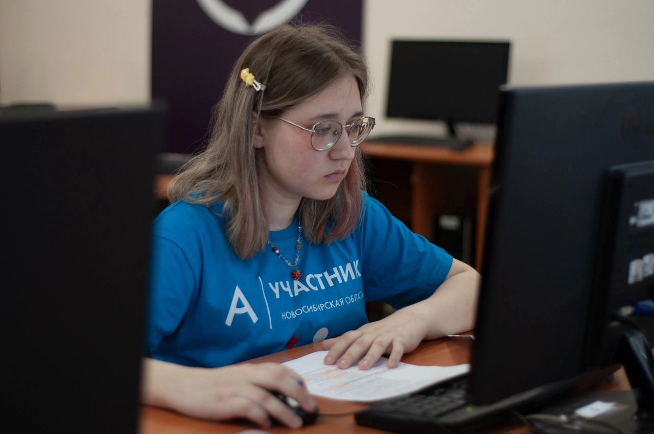 <p><strong>Знакомство студентки Новосибирского колледжа печати и информационных технологий Евы Михуткиной с движением «Абилимпикс» произошло весной 2023 года. На тот момент Ева только начинала учиться на первом курсе по направлению «Графический дизайн». </strong></p>