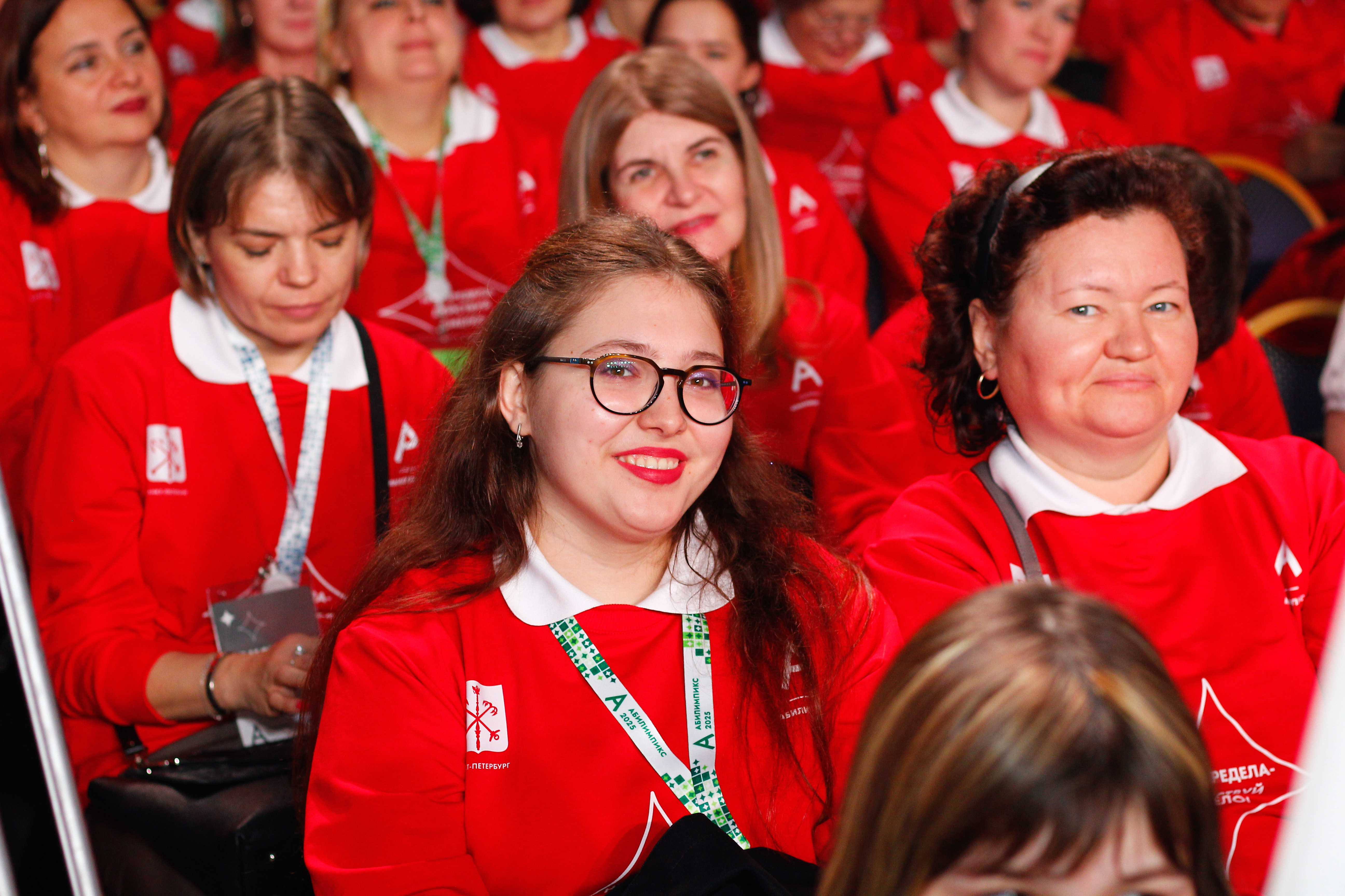 <p><strong>Полина Лазарева из Санкт-Петербурга родилась и выросла в уникальной среде, где родным стал жестовый язык. Ее родители – неслышащие. Они стали ее вдохновителями в мире искусства. С детства Полина наблюдала, как ее мама завораживающе пела песни на русском жестовом языке, а папа блистал на сцене в жанрах клоунады и пантомимы. Уже с возраста четырех лет девочка начала гореть желанием выступать.</strong></p>