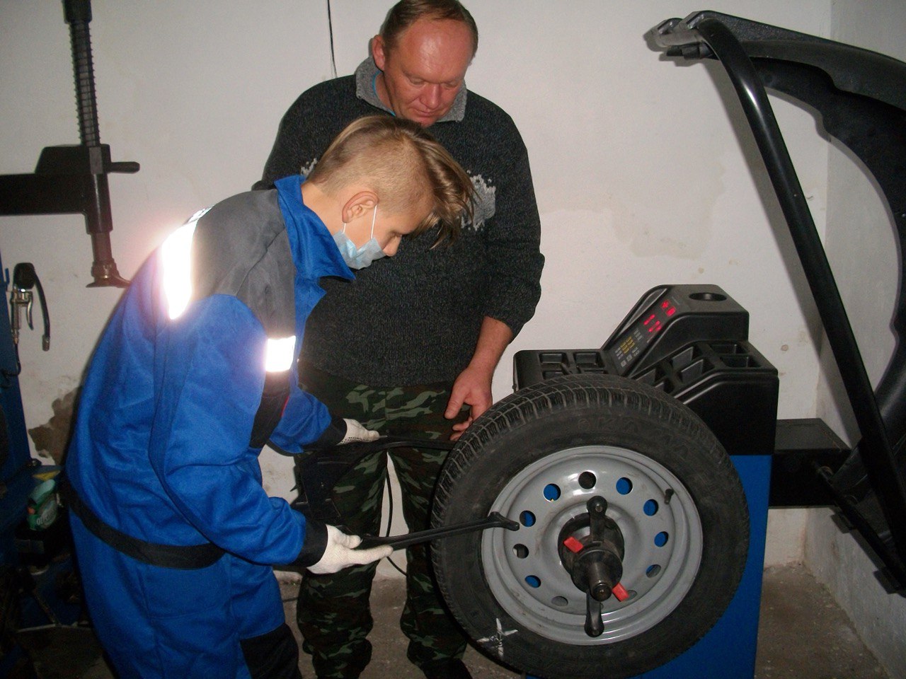 <p><strong>Мастер производственного обучения Курсавского регионального колледжа «Интеграл» Василий Волков второй год подряд поднимается на пьедестал почета Национального чемпионата «Абилимпикс». И если год назад это была вторая ступень в компетенции «Ремонт и обслуживание автомобиля», то осенью 2025 года он смог взойти на его вершину!</strong></p>