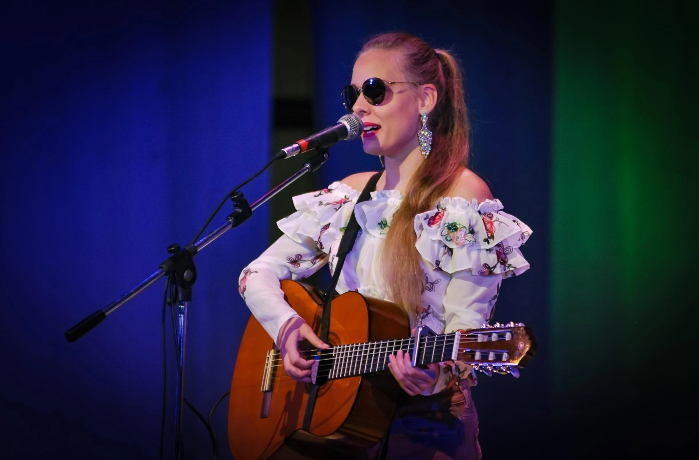 <p>В мире, где преодоление становится искусством, а мужество — главным инструментом, история Кристины Томиной звучит особенно вдохновляюще. Участница из Новосибирской области, победитель отборочного этапа Национального чемпионата «Абилимпикс» 2025 в компетенции «Исполнительское мастерство (вокал)» доказала: талант и труд способны стирать любые границы.</p>