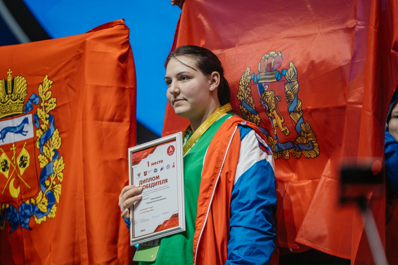 <p><strong>Евгения Гайнутдинова родом из небольшого поселка Кетский в Красноярском крае. Здесь она выросла, в 2023 году окончила специализированную коррекционную школу. Евгения из многодетной семьи, до 18 лет (этого возраста достигла в октябре прошлого года) была под опекой бабушки. Она и посоветовала своей внучке стать профессиональной швеёй.</strong></p>