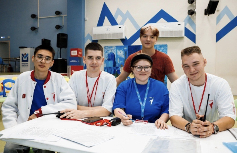 <p><strong>Кирилл Путько родился в 2006 году в Самаре в семье потомственных полицейских. Даже его мама дослужилась до высокого звания полковника. Когда Кирилл решил связать свою будущую профессию с электронной вычислительной техникой, родные поддержали его выбор. За это молодой человек искренне благодарен своей семье.</strong></p>