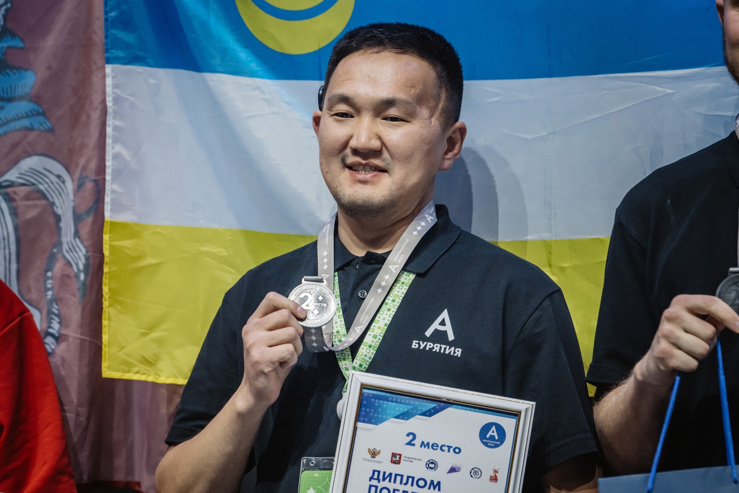 Зоригто Мунконов &mdash; серебряный призёр Национального чемпионата &laquo;Абилимпикс&raquo;, победитель чемпионата по профессиональному мастерству среди участников специальной военной операции. Его путь в движении &laquo;Абилимпикс&raquo; начался после тяжёлого ранения, но сегодня он сам определяет, что будет дальше: учится, занимается спортом, осваивает цифровые технологии и вновь готовится к соревнованиям.