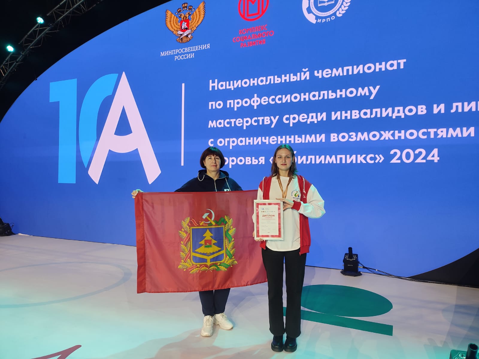 Эвелина Лукоянова хорошо помнит, с чего начался её интерес к будущей профессии. Сначала были рисунки и желание придумывать красивые вещи. Потом появилось другое любопытство &mdash; понять, как рождается одежда: из каких деталей складывается модель, как строится конструкция, почему одно изделие сидит точно по фигуре, а другое требует доработки.